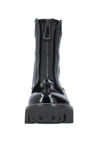 Botín de charol negro con suela gruesa, que cuenta con un cierre de cremallera en el frente y detalles texturizados en los laterales.