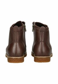 Brązowe skórzane botki za kostkę o teksturowanym wykończeniu, z bocznymi zamkami błyskawicznymi i trwałymi gumowymi podeszwami. Posiadają zaokrąglone noski i niski obcas.