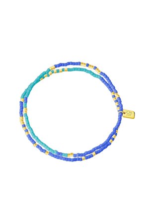 Bracelet à double rang avec de petites perles bleues, turquoise et dorées, et un petit pendentif rectangulaire doré gravé d’un motif de feuille.