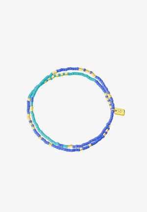 Bracelet à double rang avec de petites perles bleues, turquoise et dorées, et un petit pendentif rectangulaire doré gravé d’un motif de feuille.