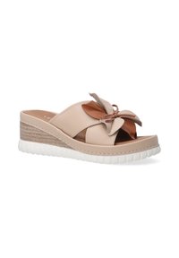 Beige leren wedge sandaal met een gestructureerde witte zool, uitgerust met een grote bloemenaccent in bruin en beige. Open teen ontwerp met kruisbanden.