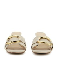 Sandali scivolati beige con una fascia larga con un accento metallico dorato, suola piatta e texture in pelle liscia. Design open-toe.
