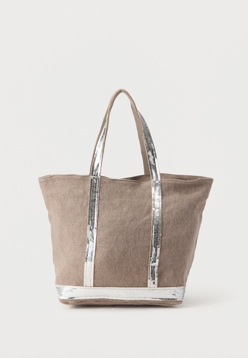 Sac fourre-tout en tissu marron avec des anses et des bordures en sequins argentés, présentant une forme rectangulaire et un design ouvert sur le dessus pour un accès facile.