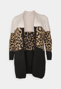 Pletený cardigan s barevným blokovým designem: krémová barva, leopardí vzor v béžové a černé, černé části na spodní části a rukávech, otevřený přední styl.