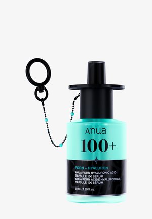 Niebieska i czarna butelka serum Anua 100+ PDRN i kwasu hialuronowego z czarną nakrętką i przymocowanym czarnym pierścieniem na koralikowym łańcuszku.