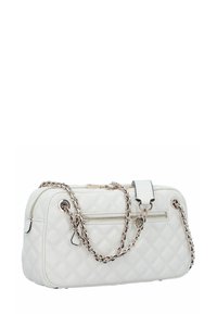 Borsa bianca trapuntata con tracolla in catena argentata, tasca con zip sul davanti, forma rettangolare, texture liscia e accenti metallici.