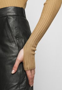 Holzweiler Strickpullover - camel