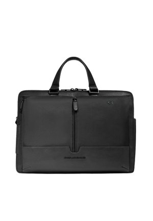 Zwarte laptoptas gemaakt van duurzaam stof met lederen accenten. Voorzien van twee handvatten, een voorvak met rits en het merkembleem aan de voorkant onderaan.