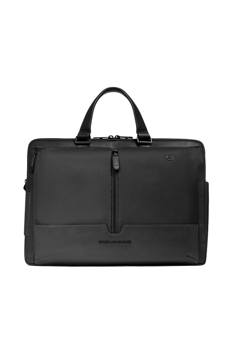 Zwarte laptoptas gemaakt van duurzaam stof met lederen accenten. Voorzien van twee handvatten, een voorvak met rits en het merkembleem aan de voorkant onderaan.