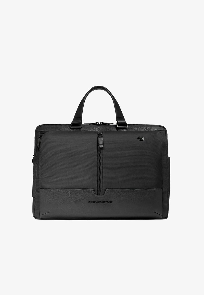 Zwarte laptoptas gemaakt van duurzaam stof met lederen accenten. Voorzien van twee handvatten, een voorvak met rits en het merkembleem aan de voorkant onderaan.