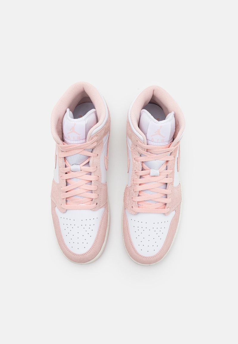 Baskets montantes avec une tige en daim rose et en cuir blanc, une langue en maille texturée et un bout perforé pour la respirabilité.