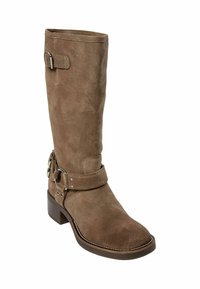 Brūni zamšādas ceļgala zābaki ar kaudzes papēdi, siksniņas detaļu ar metāla furnitūru un noapaļotu purngali. Gluda tekstūra visā virsmā.