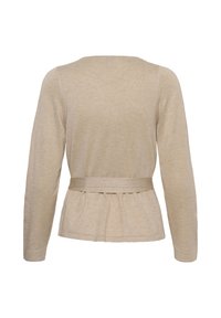 Cardigan en maille beige à manches longues vu de dos, avec une ceinture en tissu à la taille et un ourlet inférieur légèrement froncé.