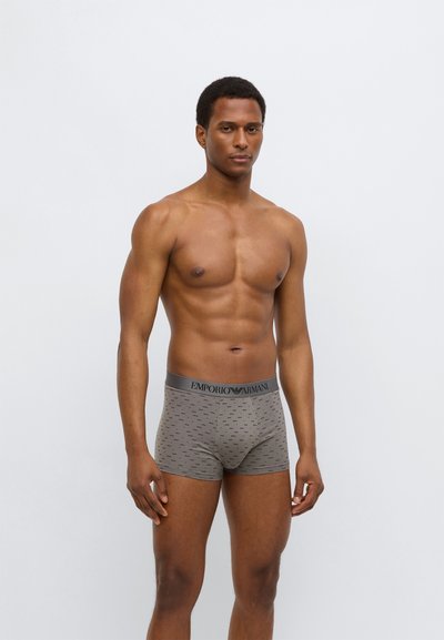 Graue Boxershorts mit einem gemusterten Design und einem schwarzen Bund mit dem "Emporio Armani"-Logo. Hergestellt aus weichem, elastischem Stoff.