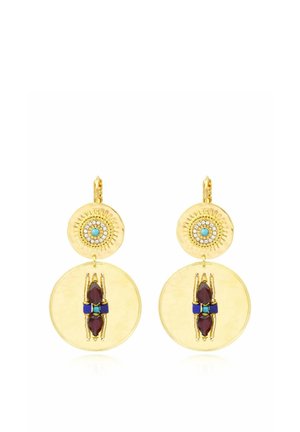 Boucles d'oreilles pendantes dorées avec des dessus circulaires en forme d'éclat de soleil, ornées d'accents turquoise et cristal, ainsi que de plus grands disques incrustés de pierres précieuses rouges et bleues.