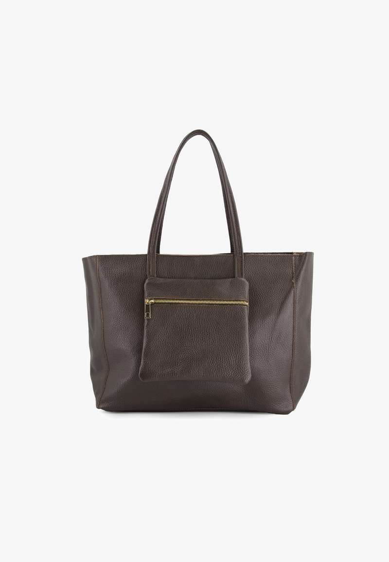 Bruine leren tote bag met gestructureerde afwerking, twee lange handvatten en een voorkant met ritsvak. Beschikt over contrasterende stikseldetails.