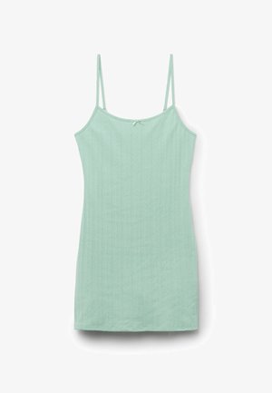 Hellgrünes, geripptes Camisole-Kleid mit dünnen Trägern und einer kleinen Schleife in der Mitte des Ausschnitts, vor weißem Hintergrund dargestellt.