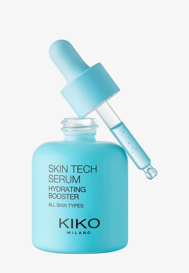 Jasnoniebieska szklana butelka z niebieską zakraplacza. Etykieta brzmi "SKIN TECH SERUM HYDRATING BOOSTER ALL SKIN TYPES KIKO MILANO." Płyn widoczny w środku.