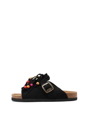 Sandalo nero slip-on con suola in sughero, cinturino regolabile con fibbia dorata e decorazioni con perline di legno colorate sulla parte superiore.