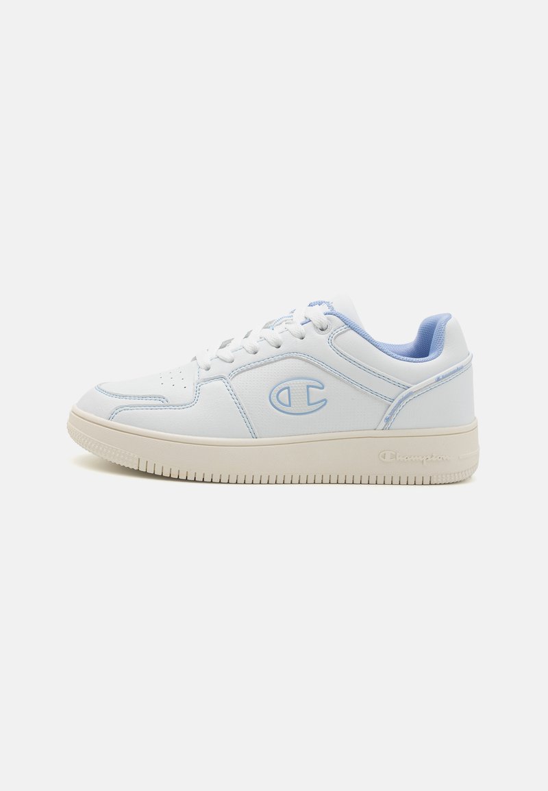 Białe sneakersy z jasnoniebieskimi akcentami, górna część z gładkiej skóry, okrągły czubek, perforacje dla lepszej wentylacji oraz teksturowana kauczukowa podeszwa.