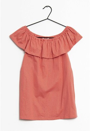 Koraalkleurige off-shoulder jurk met witte polkadots, elastische geplooide halslijn, korte mouwen, hangend aan een zwarte hanger tegen een witte achtergrond.