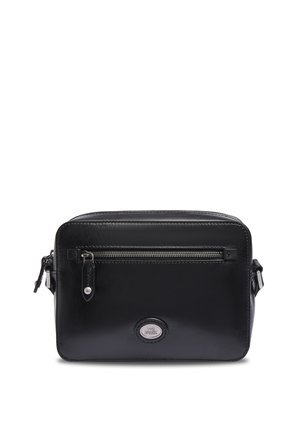 Borsa a tracolla rettangolare in pelle nera con tasca frontale con zip e piccola targhetta ovale in metallo con logo su sfondo bianco.