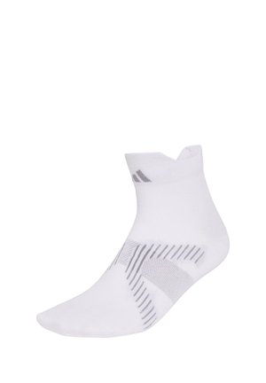 Weißer Knöchelsocken mit grauen diagonalen Streifen und Logo am Bündchen, für den sportlichen Gebrauch entworfen, auf weißem Hintergrund dargestellt.