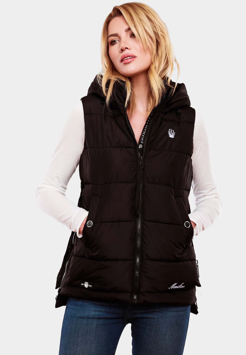 Gilet rembourré noir avec capuche, doté de poches latérales et d'un zip sur le devant. Fabriqué en matériau matelassé, avec un logo sur la poitrine et l'ourlet.