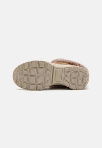 Skechers EASY GOING - Botines bajos - tan