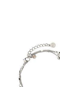 Bracciale in argento con più anelli, chiusura a gancio e piccoli charm decorativi. Include una pietra tonda e un'etichetta incisa.