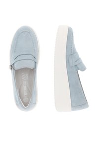 Hellblaue Wildleder-Loafer mit einer weißen Gummisohle, ausgestattet mit einem Band auf der Vorderseite und einem gestickten Design für zusätzliche Textur.