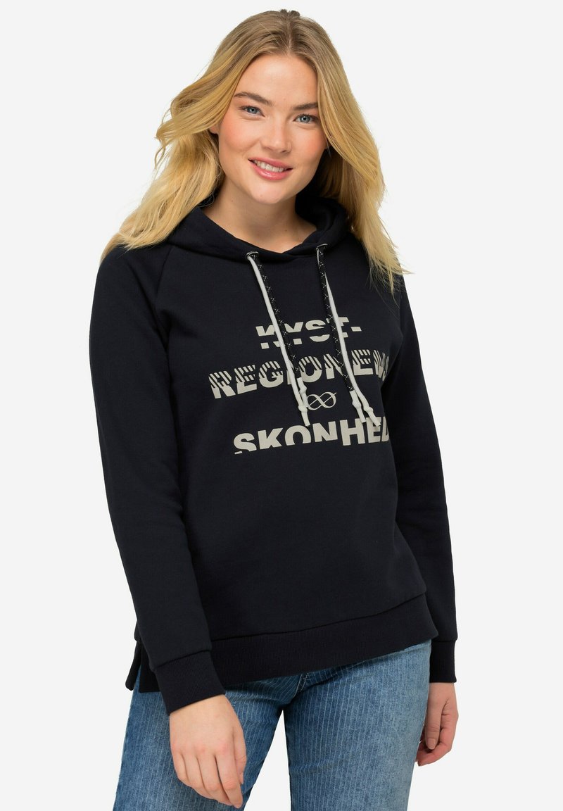 Sudadera negra con cordón, que presenta gráficos en texto blanco. Hecha de material suave, tiene un corte relajado y puños acanalados.