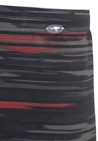 Gemusterter Stoffrock mit horizontalen Streifen in Schwarz, Grau und Rot, mit einem metallischen Logo-Akzent in der Taille.