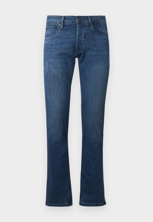 Pantalones de mezclilla azul oscuro acampanados con una cintura de altura media, cinco bolsillos y costuras en contraste; textura suave con un leve desvanecimiento.