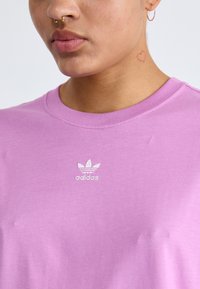 adidas Originals TEE - Základné tričko - preloved purple