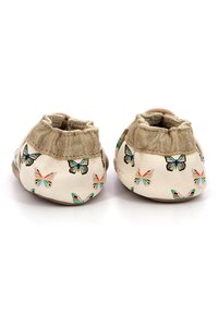 Scarpe in pelle morbida di colore beige con un motivo decorativo a farfalla in diverse tonalità. Presentano un polsino texturizzato in oro per un tocco di dettaglio aggiuntivo.