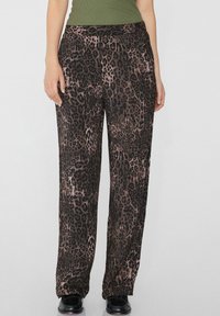 Weite Hosen aus leopardgemustertem, seidigem Stoff mit einem glatten Bund und unterschiedlichen Braun- und Schwarztönen.