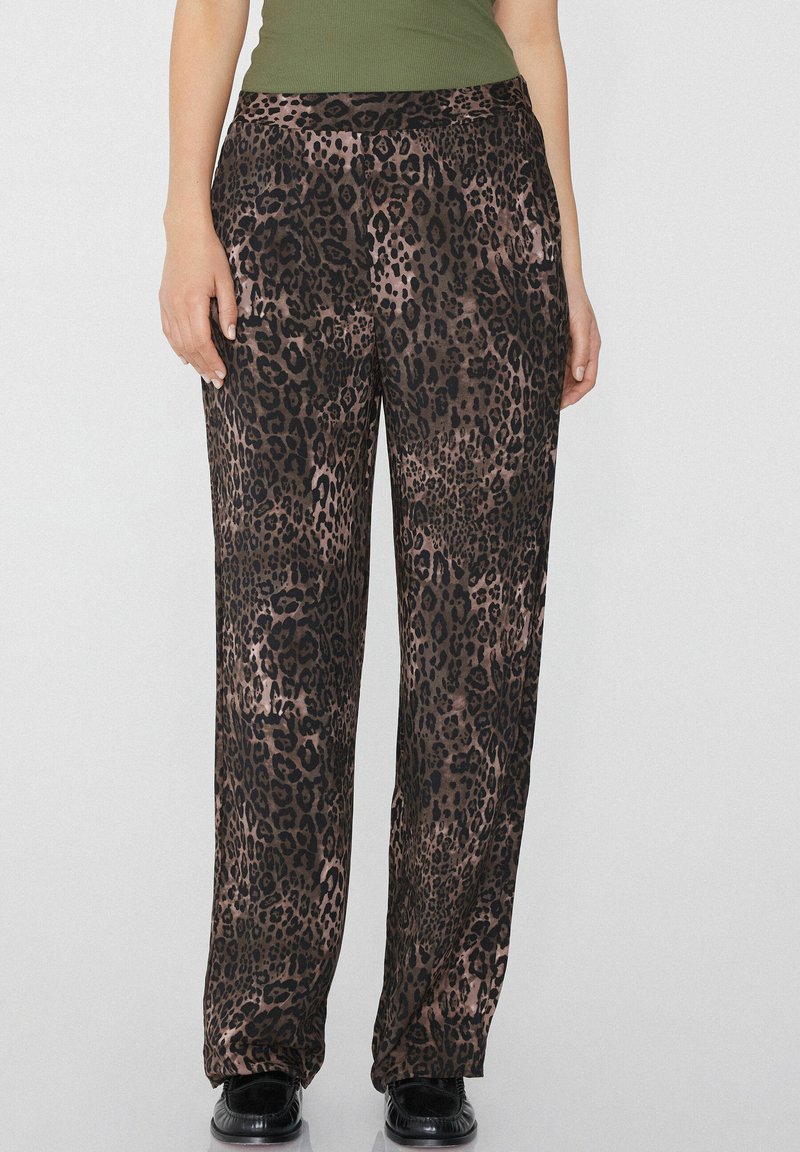 Weite Hosen aus leopardgemustertem, seidigem Stoff mit einem glatten Bund und unterschiedlichen Braun- und Schwarztönen.