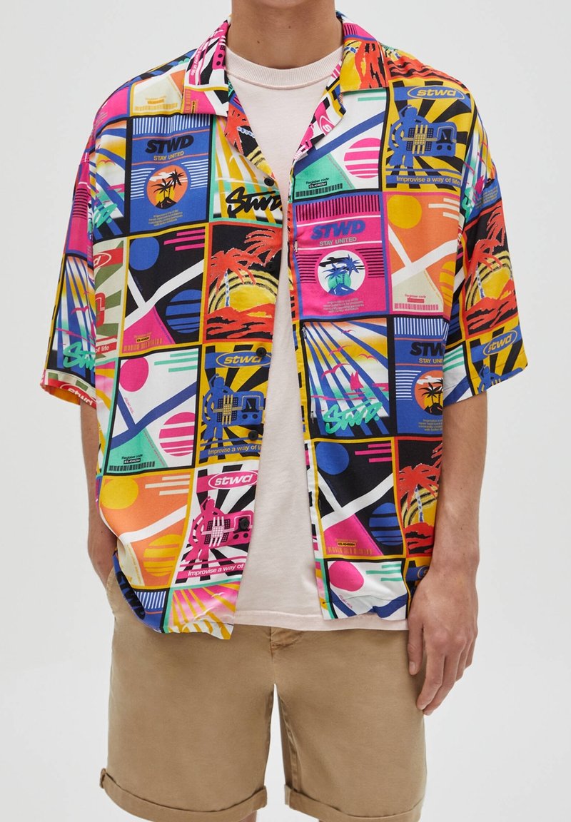 Kurzärmliges Button-Down-Hemd mit einem lebhaften geometrischen Muster in kräftigen Farben. Aus leichtem Stoff gefertigt, mit einem lockeren Schnitt und offenem Kragen.