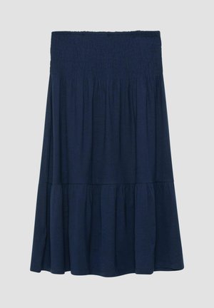 Marineblauwe, gelaagde midi-rok met een brede, geplooide elastische tailleband en een vloeiende, geplooide zoom tegen een effen achtergrond.