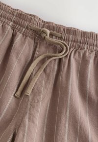 Bruine gestreepte linnen shorts met een elastische tailleband, voorzien van een beige koord en een gladde, gestructureerde stof.