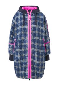 Giacca in pile oversize con un motivo a quadretti blu navy e beige, con zip frontale fucsia e cappuccio. Presenta tasche laterali e polsini elasticizzati.
