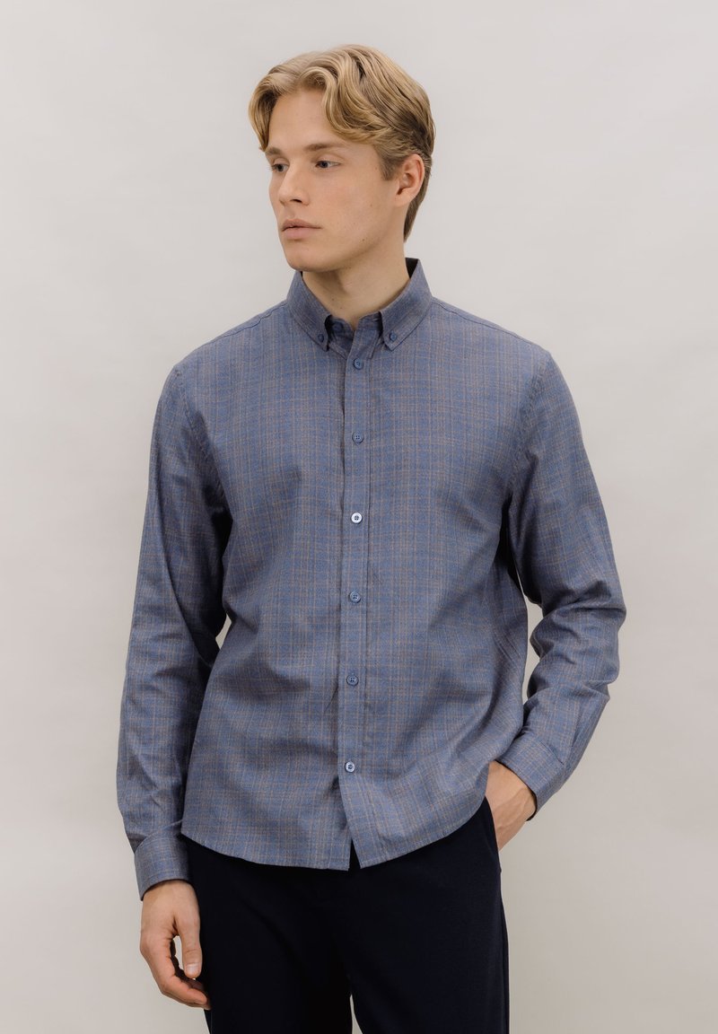 Skjorte med knappelukking i blått og grått rutemønster, med krage, lange ermer og knappelukking foran med rundet kant.