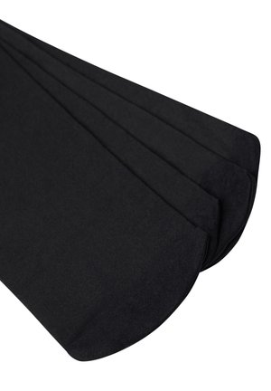 Trei șosete negre din bumbac, pliate ordonat și așezate diagonal, cu vârfurile rotunjite vizibile pe un fundal alb.