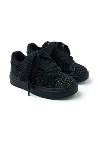 Sneakers neri con una parte superiore texturizzata e luccicante, dotati di spesse stringhe nere e suola in gomma nera solida.