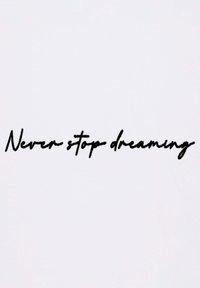 Bílá látka s ručně psanou frází "Nikdy nepřestávej snít" v tučném černém písmu, s mírně texturovaným vzhledem a jemným povrchem.