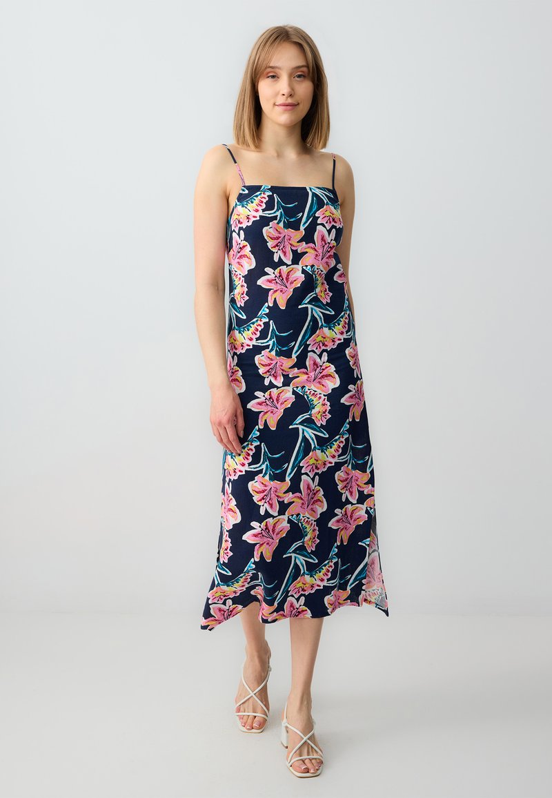 Blumenkleid mit navyblauem Hintergrund, verziert mit rosa Lilien und grünen Blättern. Dünne Spaghettiträger und ein knielanger, fließender Schnitt.