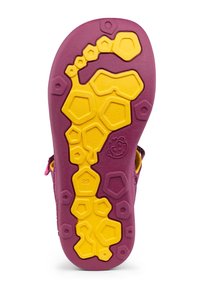 Fioletowa podeszwa buta gumowego z żółtym heksagonalnym wzorem i motywem śladu. Z boku znajduje się różowy akcent w pobliżu obszaru paska. Rozmiar 28.