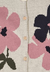 Kudottu villatakki, jossa on vaalean beige tausta ja vaaleanpunaisia sekä tummansiniä kukkakuoseja, puunapit ja teksturoitu kangas.