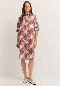 Kurzärmliges Kleid in Pink und Weiß, mit einem Palmblattmuster, Knopfleiste und geradem Schnitt. Leichter Stoff mit glatter Oberfläche.